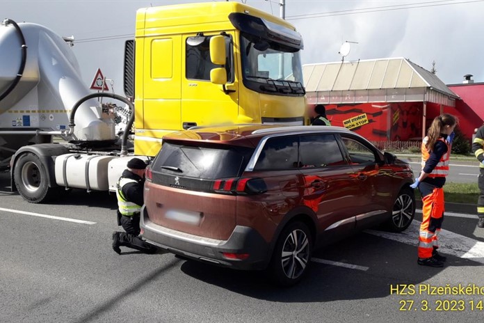 Provoz na Domažlické komplikuje srážka auta a kamionu