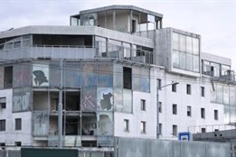 VIDEO: Ostuda Plzně "Skleněné peklo" půjde konečně k zemi. Nahradí ho moderní obchodní centrum.