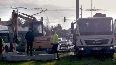 VIDEO: Rekonstrukce Rokycanské řádně otestuje trpělivost řidičů!