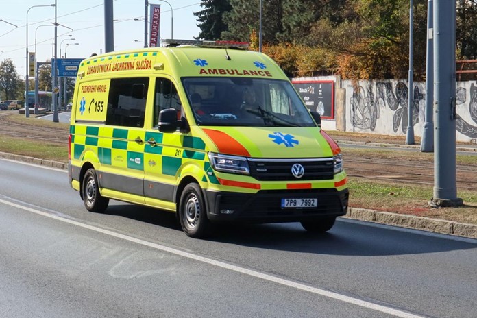 Vážná nehoda na Borech. Řidič narazil autem do stromu, těžce se zranil