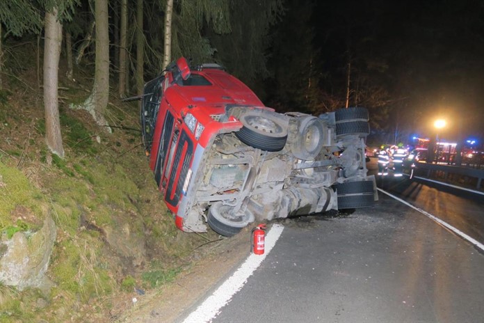 U Bečova nad Teplou havaroval nákladní automobil, škoda přesáhne 400 tisíc korun