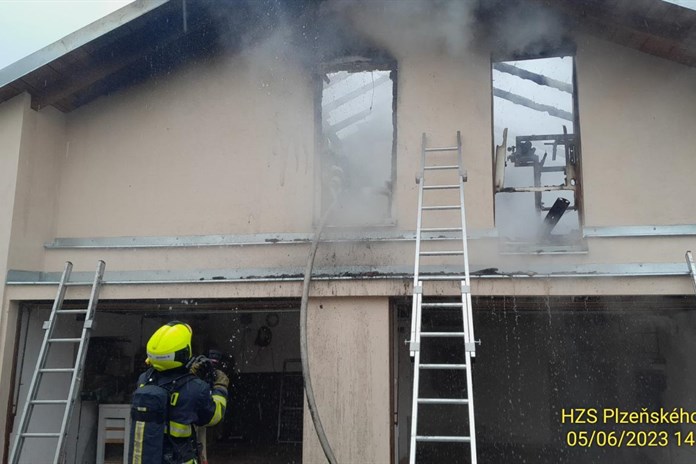 Hasiči bojují s požárem garáže a dílny na jižním Plzeňsku