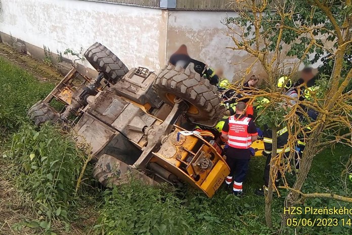 Řidiče manipulačního vozíku postihl kolaps. Letěl pro něj vrtulník