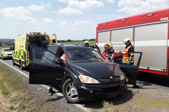 Při nehodě v Božkově se těžce zranil řidič (59). Hasiči ho museli vyprošťovat!