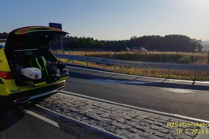 Vážná nehoda u Stříbra. Motorkář se srazil s autem, utrpěl těžká zranění!