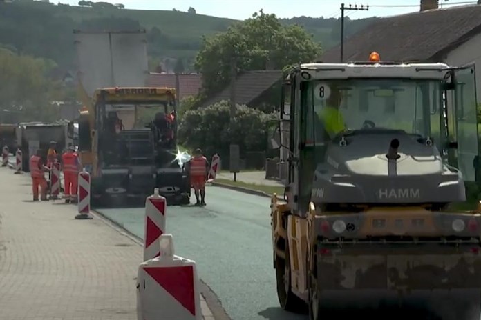 Oprava průtahu komplikuje řidičům cestu Kaznějovem, provoz řídí dělníci nebo semafory