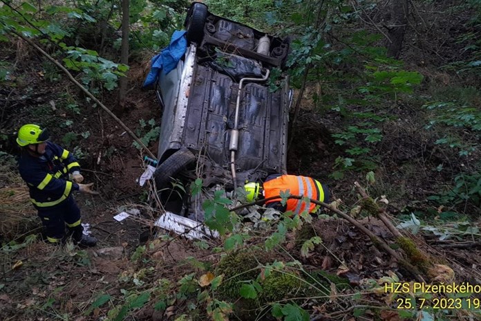 Aktualizováno: Na Tachovsku havarovalo auto, zranil se muž a čtyři děti!