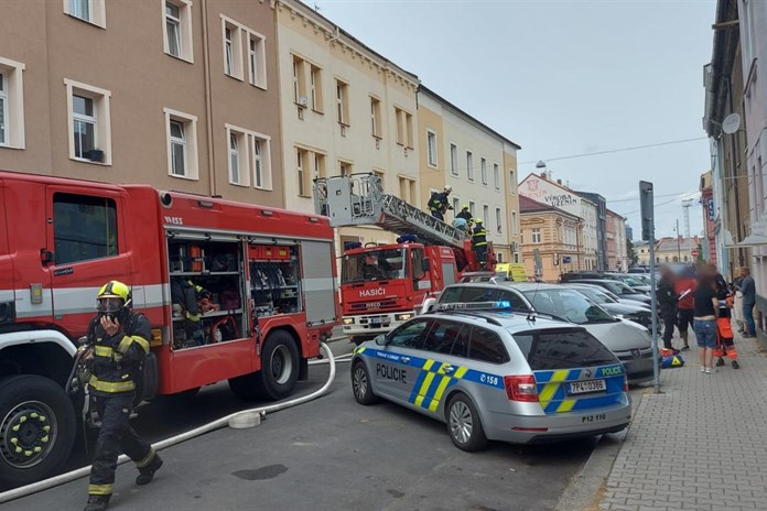 Vnitroblok na Slovanech zachvátil požár, hasiči evakuovali 42 lidí!