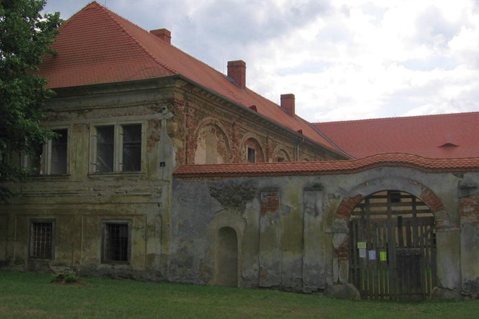 Nadšenci opravují zdevastovaný zámek u Domažlic, na podporu pořádají festival