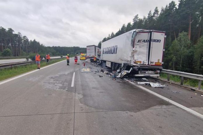 Aktualizováno: Nehoda dvou kamionů uzavřela dálnici D5 ve směru na Rozvadov