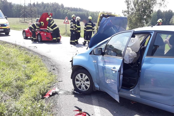 U odbočky na Ostrov u Bezdružic došlo k dopravní nehodě dvou vozidel