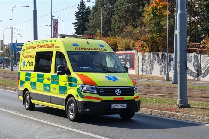 Vážná nehoda na sjezdu do Litic. Řidič skončil v kritickém stavu v nemocnici