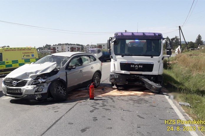 Aktualizováno: Při nehodě nákladního a osobního auta na Klatovsku se zranili tři lidé