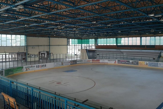 Navzdory tropickému počasí v Rokycanech vyrábějí led pro zimní stadion