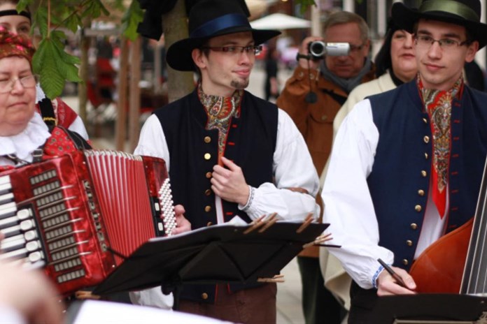 Karlovarský folklórní festival znovu oživí dávné zvyky, tance i lidovou hudbu