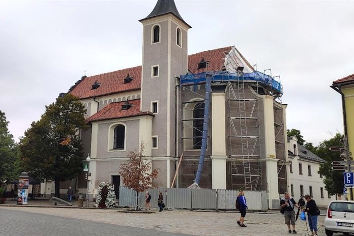 Na klášterním kostele v Domažlicích začala renovace střechy