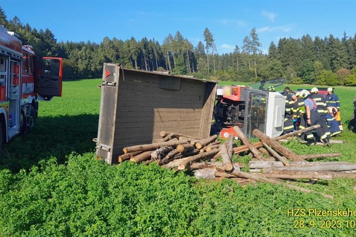 Seniora na Klatovsku zavalil traktor, letěl pro něj vrtulník