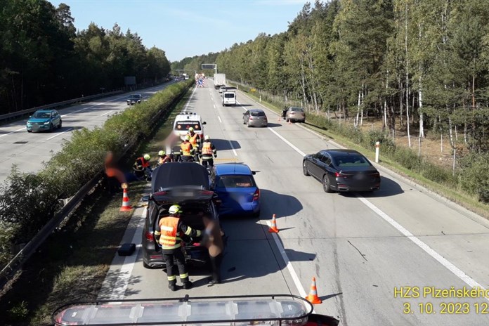 Na dálnici D5 se srazila tři auta, zranily se dvě osoby!