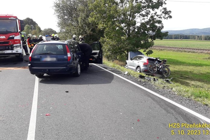 Aktualizováno: Střet tří osobních aut na několik hodin uzavřel silnici na Klatovsku