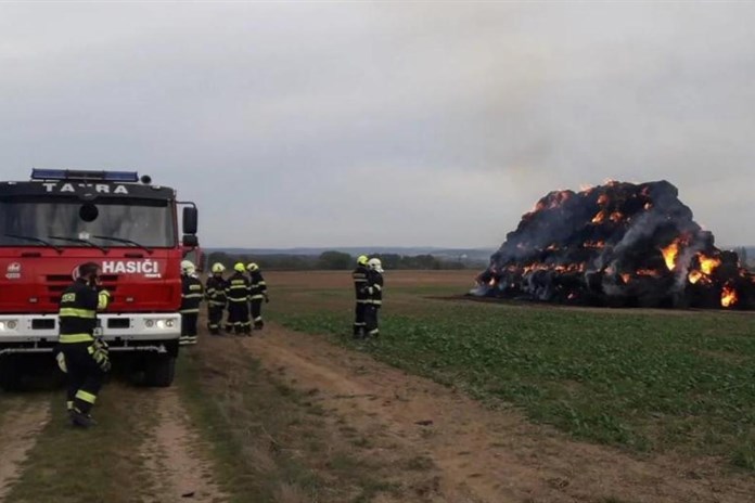 Dvě malé děti při hře založily požár!