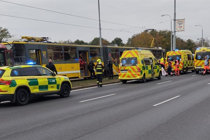 Pod Záhorskem se srazily dvě tramvaje. Zranilo se 28 osob!