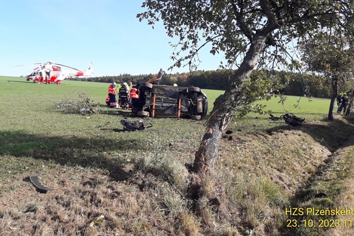 Aktualizováno: Nehoda osobního auta uzavřela silnici na severním Plzeňsku!