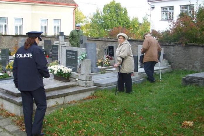 Blíží se Dušičky. Jsou vrcholem sezóny pro zloděje, varuje policie