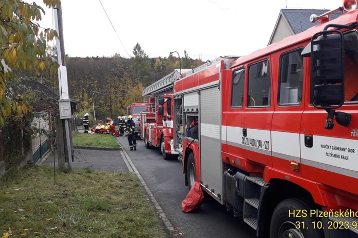 Rodinným domem v Plasích otřásl výbuch. Na místě jsou dva zranění!