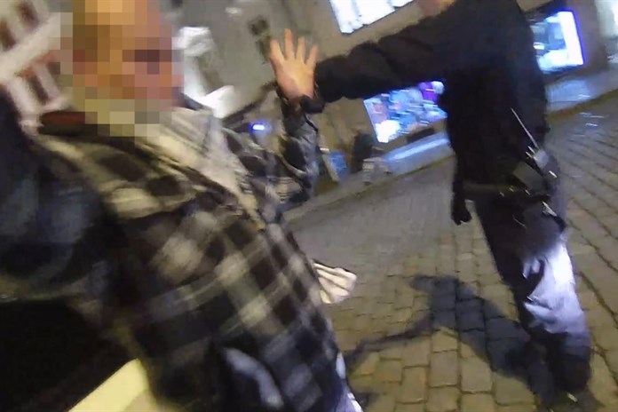 Opilec dělal problémy na náměstí, chtěl se poprat i s policisty!