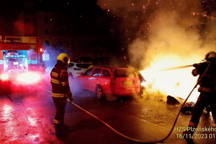 Na Slovanech hořely kontejnery i auto. Řádil žhář?