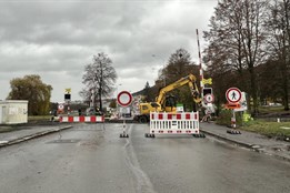 V karlovarských Tuhnicích došlo k uzavření železničního přejezdu. Řidiči musí využít objízdné trasy