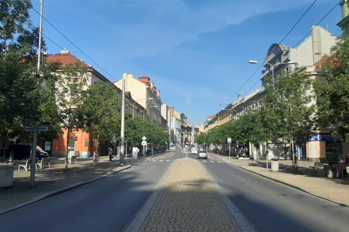 Dveře trolejbusu v Plzni skříply cestující nohu