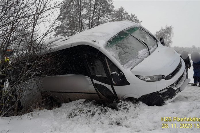 Na Klatovsku boural školní autobus plný dětí!