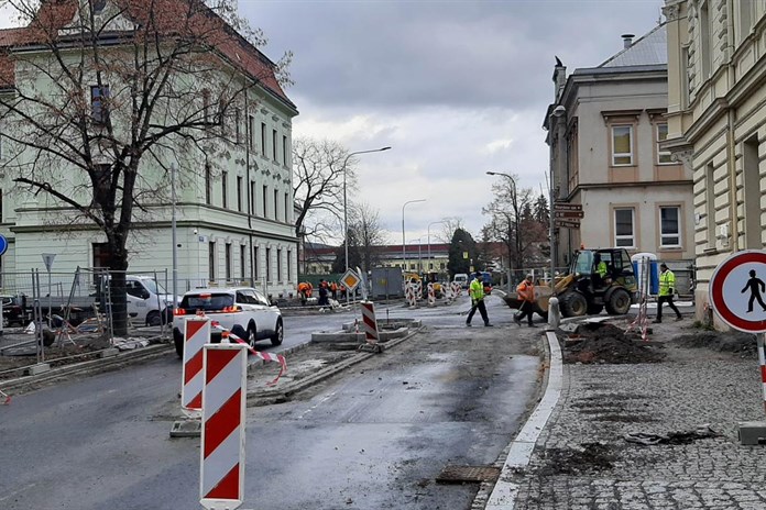 Část Jiráskovy ulice v Rokycanech čeká asfaltování, řidiči musí počítat s komplikacemi!