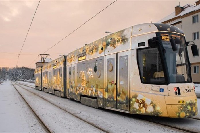 Plzeň zabodovala! Naše vánoční tramvaj navzdory smůle obhájila stříbro z loňska