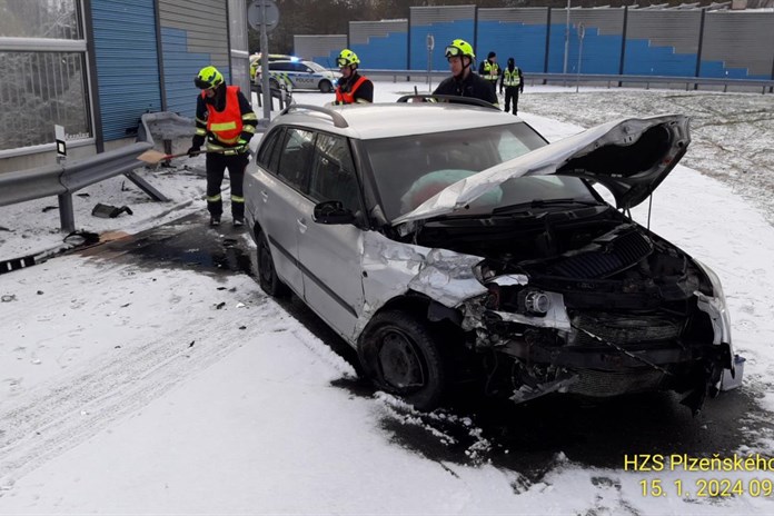 Počasí komplikovalo provoz řidičům. Záchranné složky vyjížděly k několika nehodám