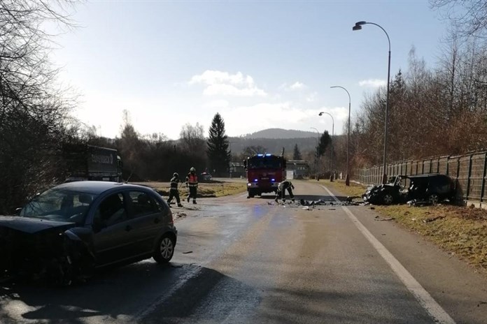 Na Klatovsku se čelně srazila auta, zranili se dva lidé