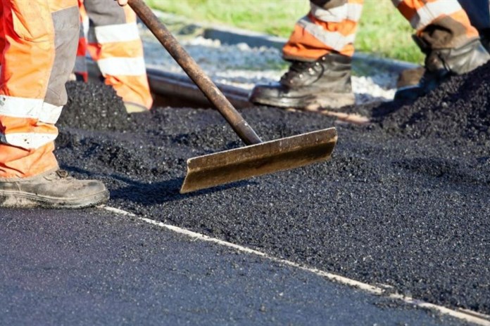 V Mýtě na Rokycansku staví u sjezdu z D5 nový kruhový objezd, omezí nehody