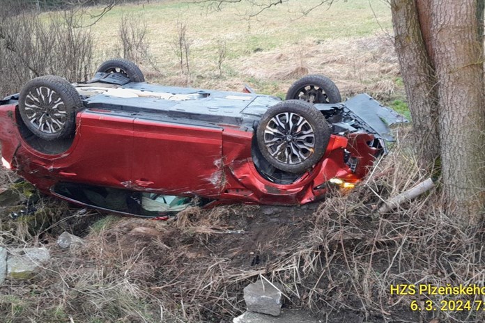 Tragická nehoda osobního auta na Klatovsku. Zemřela spolujezdkyně (93)