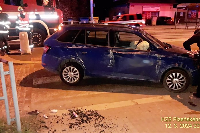 Na Skvrňanech bouralo osobní auto, řidiče zřejmě postihly zdravotní problémy