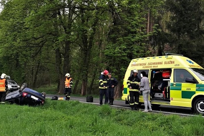 Řidič (50) na Plzeňsku narazil s autem do stromu. Nehodu nepřežil!