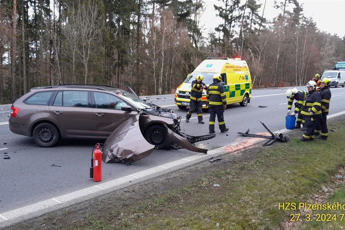 Aktualizováno: Srážka dvou aut uzavřela hlavní tah mezi Stodem a Holýšovem