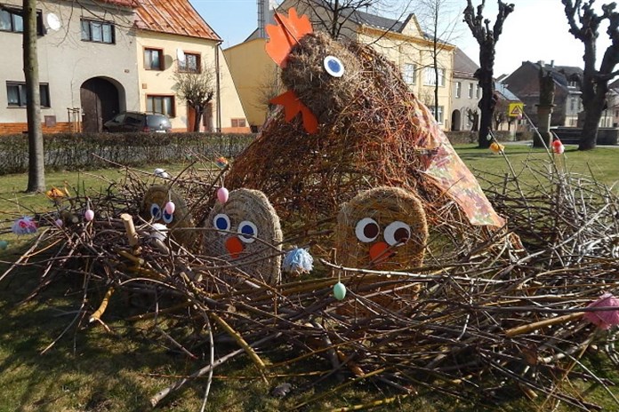 Tip na víkend: zajeďte se podívat do Černošína na velikonoční výzdobu