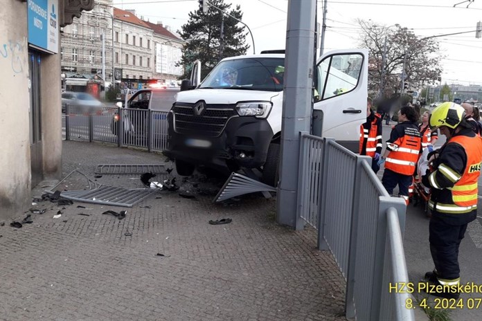 V centru Plzně vjela dodávka na chodník. Jeden zraněný!