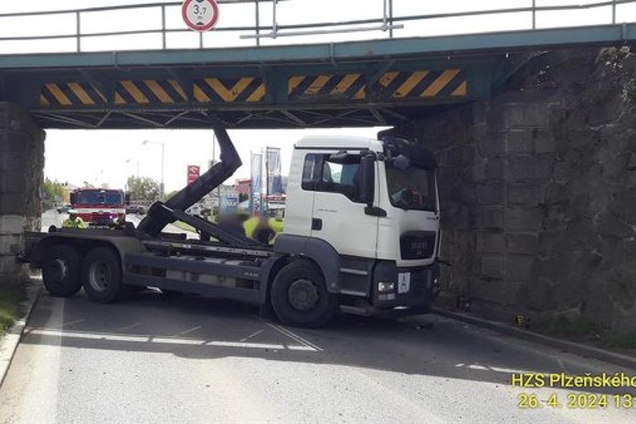 Nákladní auto v Klatovech zůstalo zaseknuté pod viaduktem