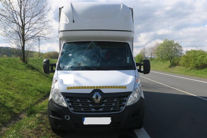 Z dodávky odlétl kus ledu, poškodil protijedoucí auto