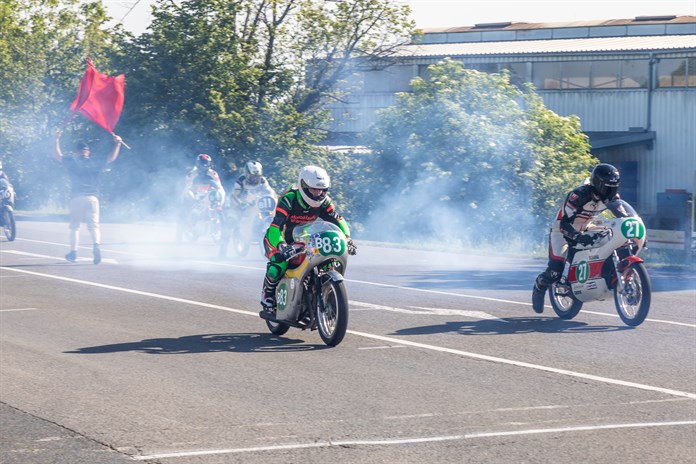 Na Slováckém okruhu padl traťový rekord, legendární jezdec Kalina oslavil sedmdesátku triumfem