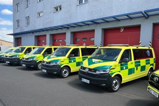 Zdravotnická záchranná služba Karlovarského kraje představila nové vozy a stan pro pracoviště krizové připravenosti