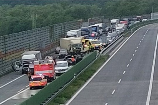 Na I/68 nedaleko slovenských hranic havarovaly dva kamiony a pět osobních vozidel