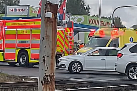 Vážná dopravní nehoda v Ostravě, dvě mladé dívky vstoupily pod projíždějící auto